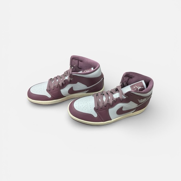 Nike Air Jordan 1 Mid-Woman’s - Picture 2 of 9